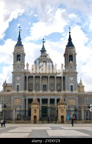 Vorderseite der Kathedrale von Almudena gegenüber dem Königlichen Palast Plaza de la Armeria Madrid Spanien Europa Stockfoto
