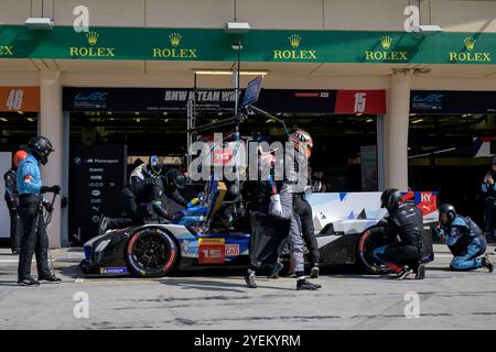 Sakhir, Bahrain. 31. Oktober 2024. BMW M Team WRT Nr. 15 Hypercar – BMW M Hybrid V8, Dries Vanthoor (BEL), Raffaele Marciello (che), Marco Wittmann (DEU) während P1. Ahmad Al Shehab/Alamy Live News. Stockfoto