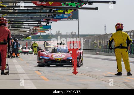Sakhir, Bahrain. 31. Oktober 2024. Ferrari AF CORSE No.51 Hypercar – Ferrari 499P, Alessandro Pier Guidi (ITA), James Calado (GBR), Antonio Giovinazzi (ITA) während P1. Ahmad Al Shehab/Alamy Live News. Stockfoto