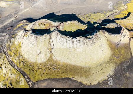 Moosbedeckter Laki-Krater oder Lakagígar, Reihe von Kratern, aus der Vogelperspektive, das Innere des Hochlands Islands, Suðurland, Island Stockfoto