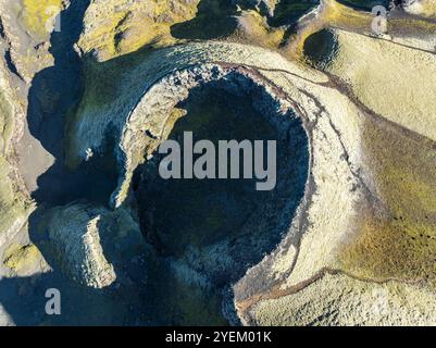 Moosbedeckter Laki-Krater oder Lakagígar, Reihe von Kratern, aus der Vogelperspektive, das Innere des Hochlands Islands, Suðurland, Island Stockfoto