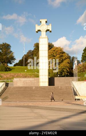 Das Freiheitskreuz und das Denkmal für den Unabhängigkeitskrieg „Vabadussõja võidusammas“ auf dem Freiheitsplatz „Vabaduse väljak“, Tallinn, Estland Stockfoto