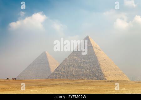 Blick auf die alten ägyptischen Pyramiden von Cheaps (oder Khufu) und Khafre in Gizeh in der Nähe von Kairo, Ägypten Stockfoto