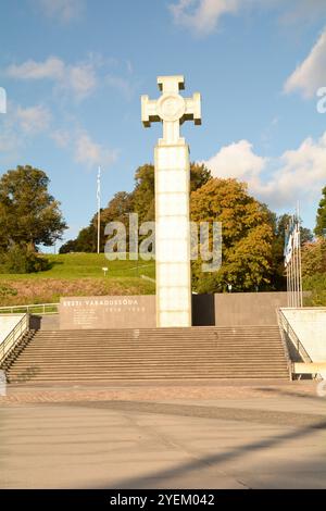 Das Freiheitskreuz und das Denkmal für den Unabhängigkeitskrieg „Vabadussõja võidusammas“ auf dem Freiheitsplatz „Vabaduse väljak“, Tallinn, Estland Stockfoto