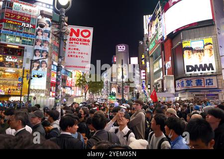 Riesige Menschenmassen in Shibuya, Tokio in Japan, um Halloween zu feiern. Für viele Einheimische und Touristen ist es Tradition geworden, an der berühmten Shibuya Scramble Crossing zu Halloween hinabzusteigen. In den letzten Jahren gab es jedoch so viele Menschen, dass die Gegend ins Chaos geraten ist. Dieses Jahr hat die Polizei Kontrollen eingeführt, um das Trinken und Partys von 18:00 Uhr bis 4:00 Uhr zu stoppen und die Überfahrt in ein Einbahnsystem zu machen, um zu versuchen, Ordnung unter den Menschenmassen zu halten. Trotz der Bitte, fernzubleiben, war die Gegend so voll wie eh und je mit Leuten, die die weltberühmte Shibuya-Atmosphäre genossen. Stockfoto