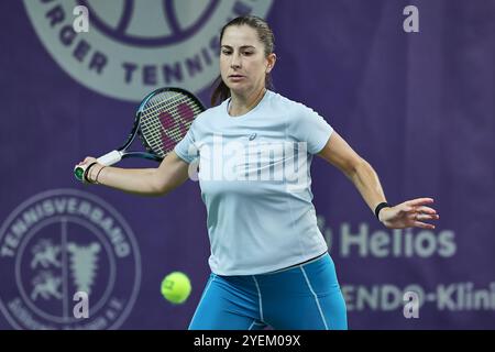 Hamburg, Hamburg, Deutschland. 31. Oktober 2024. Belinda Bencic aus der Schweiz, kehrt mit Vorhand in ihre Trainingseinheit während des Hamburg Henssler at Home Ladies Cup - Womens Tennis, ITF World Tennis Tour (Credit Image: © Mathias Schulz/ZUMA Press Wire) NUR REDAKTIONELLE VERWENDUNG zurück! Nicht für kommerzielle ZWECKE! Stockfoto