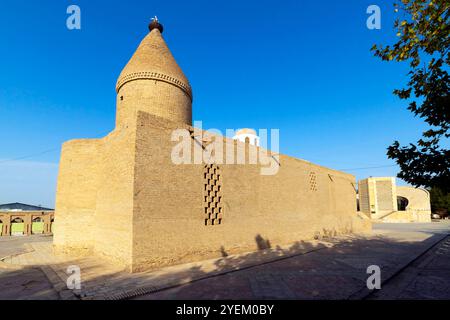 Das Chashma-Ayub Mausoleum befindet sich in der Nähe des Samani Mausoleums in Buchara, Usbekistan. Das heutige Gebäude wurde während der Regierungszeit von Timur an errichtet Stockfoto