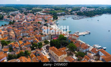 Porec, Istrien, Kroatien - 27. August 2024: Luftaufnahme der Küstenstadt Porec in Kroatien mit roter Altstadt, Hafen und Yachten am adriatischen Meer, umgeben von grüner Landschaft *** Luftaufnahme der Küstenstadt Porec in Kroatien mit roter Altstadt, Hafen und Yachten am adriatischen Meer, umgeben von grüner Landschaft Stockfoto