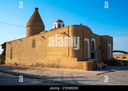 Das Chashma-Ayub Mausoleum befindet sich in der Nähe des Samani Mausoleums in Buchara, Usbekistan. Das heutige Gebäude wurde während der Regierungszeit von Timur an errichtet Stockfoto