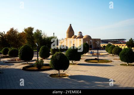 Das Chashma-Ayub Mausoleum befindet sich in der Nähe des Samani Mausoleums in Buchara, Usbekistan. Das heutige Gebäude wurde während der Regierungszeit von Timur an errichtet Stockfoto