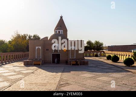 Das Chashma-Ayub Mausoleum befindet sich in der Nähe des Samani Mausoleums in Buchara, Usbekistan. Das heutige Gebäude wurde während der Regierungszeit von Timur an errichtet Stockfoto