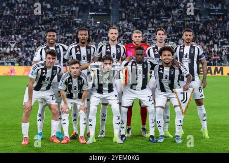 Turin, Italien. 30. Oktober 2024. Die Spieler des Juventus FC stehen 2024/25 im Allianz Stadion bei einem Fußballspiel der Serie A zwischen Juventus FC und Parma Calcio 1913 an. Juventus 2: 2 Parma. Quelle: SOPA Images Limited/Alamy Live News Stockfoto