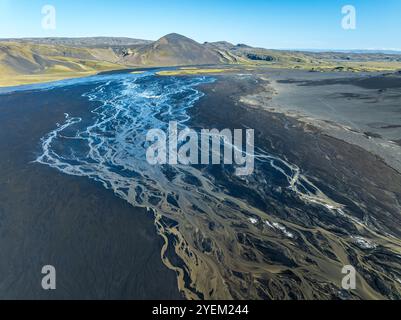 Aus der Vogelperspektive fließen glaiziale Bäche über Mælifellssandur, schwarze Sandwüste, isländische Hochländer, Island Stockfoto