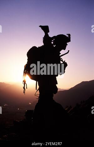 Silhouette der Marine bei Sonnenaufgang während eines Kampfes im Pech Valley in der Provinz Kunar im Osten Afghanistans. Stockfoto