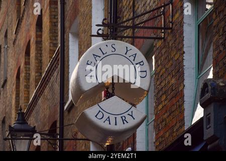 London, Großbritannien. 31. Oktober 2024. Außenansicht des Neal's Yard Dairy Stores in Covent Garden, als ein Mann nach dem Diebstahl von 22 Tonnen Käse vom Verkäufer durch einen mutmaßlichen Betrüger verhaftet wird. Quelle: Vuk Valcic/Alamy Live News Stockfoto