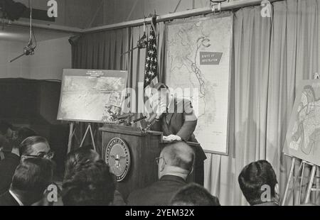 Verteidigungsminister Robert McNamara stand auf einem Podium vor einer Landkarte Vietnams während einer Pressekonferenz. USA. 29. Juni 1966 Stockfoto