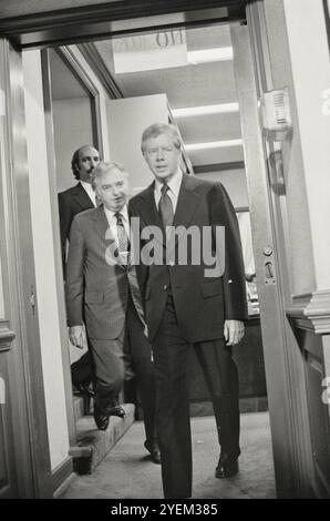 Präsident Jimmy Carter geht mit Mitgliedern der Three Mile Island Commission. Pennsylvania, USA. 30. Oktober 1979 Stockfoto