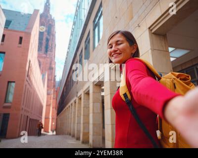 Touristen schlendern durch die Altstadt von Frankfurt, erkunden die historischen Straßen, die wunderschöne Architektur und die kulturellen Wahrzeichen und genießen das pulsierende Leben Stockfoto