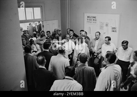 OLE Miss Riot von 1962. Oxford, Mississippi, USA. 30. September 1962 der Ole Miss Riot von 1962 (30. September bis 1. Oktober 1962), auch bekannt als die Schlacht von Oxford, war ein Rassenaufstand an der University of Mississippi, gemeinhin Ole Miss genannt, in Oxford, Mississippi, als segregationistische Randalierer versuchten, die Einschreibung des afroamerikanischen Kandidaten James Meredith zu verhindern. Präsident John F. Kennedy besiegte den Aufstand schließlich durch die Mobilisierung von mehr als 30.000 Soldaten, die meisten für eine einzige Störung in der Geschichte der Vereinigten Staaten. Stockfoto