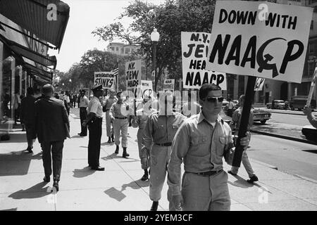 Anti-NAACP-Protest. NEW YORK USA. 22. Juni 1964 die National Association for the Advancement of Colored People (NAACP) ist eine US-amerikanische Bürgerrechtsorganisation, die 1909 gegründet wurde, um die Gerechtigkeit für Afroamerikaner zu fördern Stockfoto