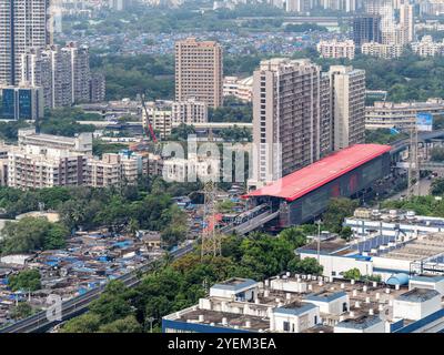 10 18 2024 U-Bahn-Zug bei Kurad Visage Schuss aus 26. Flore Malad Mumbai Maharashtra Indien Asien. Stockfoto