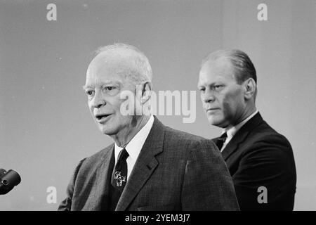 IKE und der Kongressabgeordnete Gerald Ford halten eine Pressekonferenz. (Der ehemalige Präsident Dwight D. Eisenhower und der Kongressabgeordnete Gerald Ford halten Pressekonferenz. USA. August 1965 Stockfoto