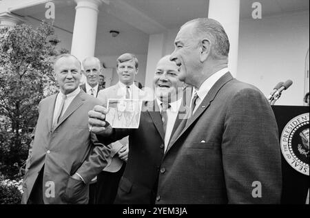 LBJ mit Harrimen und Taylor & Bakersfield Chor (Lyndon B. Johnson trifft alten Armeekumpel). USA. Am 5. August 1965 war Lyndon Baines Johnson (1908–1973) ein US-amerikanischer Politiker, der von 1963 bis 1969 36. Präsident der Vereinigten Staaten war. Er wurde Präsident nach der Ermordung von John F. Kennedy, unter dem er von 1961 bis 1963 37. Vizepräsident war. Als Demokrat aus Texas diente Johnson auch als US-Repräsentant und US-Senator. Stockfoto