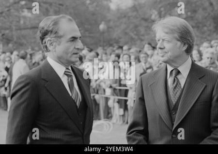 Shah kommt, Carter erschüttert. USA. 15. November 1977 am 1977. November besuchten Mohammad Reza Pahlavi, der schah von Iran, und seine Frau, Kaiserin (oder „Shahbanou“) Farrah die USA und wurden von Präsident Jimmy Carter in Washington DC begrüßt. Stockfoto