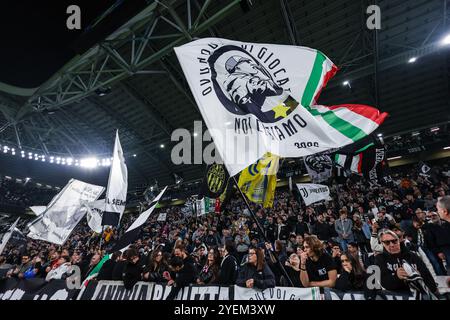 Turin, Italien. 30. Oktober 2024. Ein allgemeiner Blick auf das Allianz Stadium mit Juventus FC-Fans, die während des Fußballspiels der Serie A 2024/25 zwischen Juventus FC und Parma Calcio 1913 anfeuerten. Juventus 2: 2 Parma. (Foto: Fabrizio Carabelli/SOPA Images/SIPA USA) Credit: SIPA USA/Alamy Live News Stockfoto