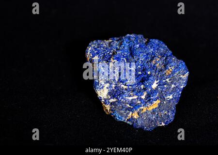 Eine Probe von Azurit auf schwarzem Hintergrund Stockfoto