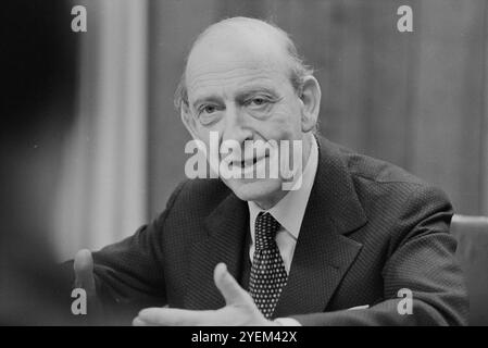 Professor Raymond Aron, führender französischer Analyst. 9. April 1974 Raymond Claude Ferdinand Aron (1905–1983) war ein französischer Philosoph, Soziologe, Politikwissenschaftler, Historiker und Journalist, einer der bedeutendsten Denker Frankreichs des 20. Jahrhunderts. Stockfoto