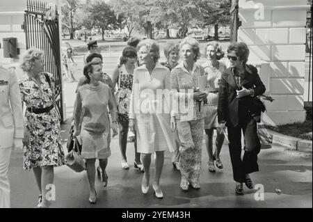 Pat Nixon in Blair House & Verschiedenes. Aufnahmen. USA. 15. Mai 1974 Blair House, auch bekannt als The President's Guest House, ist eine offizielle Residenz in Washington, D.C., der Hauptstadt der Vereinigten Staaten. Das President's Guest House wurde als „das exklusivste Hotel der Welt“ bezeichnet, weil es hauptsächlich als staatliches Gästehaus genutzt wird, um Gastwürdenträger und andere Gäste des Präsidenten zu beherbergen. Stockfoto