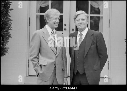 Präsident Jimmy Carter steht mit Bundeskanzler Helmut Schmidt vor dem Weißen Haus in Washington, D.C. USA. 6. Juni 1979 Stockfoto