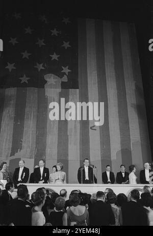 Präsident Nixons Eröffnungsball am 20. Januar 1969 im National Museum of History and Technology (heute National Museum of American History). Auf dem Foto sind die Ehrengäste auf dem Podium vor dem Sternenbanner zu sehen. Links neben dem Sprecher stehen First Lady Pat Nixon und Präsident Richard Nixon. Stockfoto