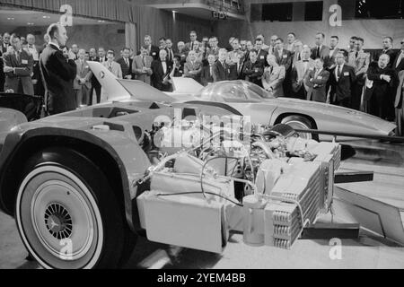 Viele Männer, darunter Reporter, versammelten sich um das neu eingeführte General Motors Firebird III Auto bei einer Pressevorschau im Sheraton Park Motel, wahrscheinlich in New York City. USA. 12. Mai 1959 Stockfoto