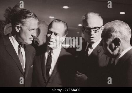 Menschen, darunter Gouverneur von Michigan George Romney und Senator Barry Goldwater (in Gläsern) bei einem Abendessen der Republikanischen Partei zu Goldwater's Ehren. 9. Mai 1963 Stockfoto