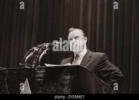 Präsident Walter Reuther sprach bei einem Rednerpult auf einer United Auto Workers (UAW) Convention in Detroit, Michigan. USA. 23. Januar 1958 Stockfoto