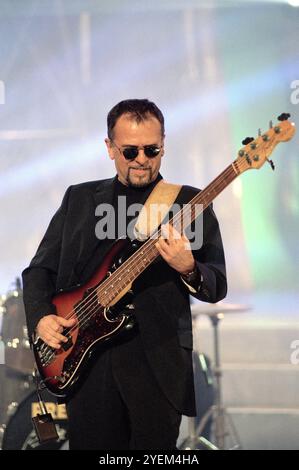 Mailand Italien 19.04.1998: Patrick Djivas, Bassist der PFM, Premiata Forneria Marconi, italienische Progressive Rock Band, während der Fernsehsendung Super Stockfoto