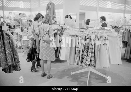 Vintage-Foto von zwei Frauen, die Kleidung in der Tysons Corner Mall, Tysons Corner, Virginia kaufen. USA. 12. April 1976 Stockfoto