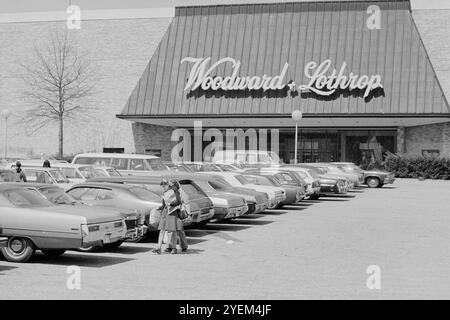 Vintage-Foto von Leuten, die auf einem Parkplatz vor dem Kaufhaus Woodward & Lothrop, Tysons Corner Mall, Tysons Corner, Virginia laufen. USA. 12. April 1976 Stockfoto