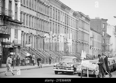 Vintage-Foto von Reihenhäusern entlang einer Straße in Harlem, New York City. USA. April 1967 Stockfoto