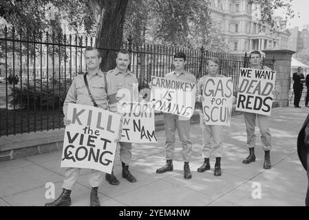 Mitglieder der Nazi-Partei mit Schildern zur Unterstützung des Vietnamkriegs, demonstrieren vor dem Weißen Haus in Washington, D.C. USA. 17. Mai 1967 Stockfoto