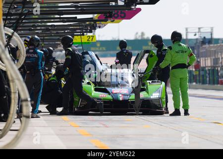 Sakhir, Bahrain. 31. Oktober 2024. Lamborghini Iron Lynx No.63 Hypercar – Lamborghini SC63, Mirko Bortolotti (ITA), Edoardo Mortara (ITA), Daniil Kvyat während P1. Ahmad Al Shehab/Alamy Live News. Stockfoto