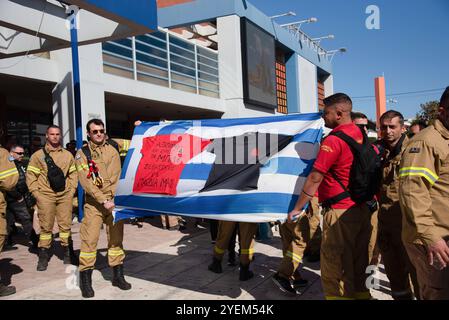 Griechenland: Feuerwehrleute protestieren vor dem ministerium für Katastrophenschutz Athen, Griechenland, 31. Oktober 2024. Saisonaler Feuerwehrprotest vor dem ministerium für Katastrophenschutz in Athen, Griechenland am 31. Oktober 2024. Die Feuerwehrleute baten um Permament-Positionen und Verlängerung ihrer Verträge. Athen Attiki Griechenland Copyright: XKostasxGalanisx Stockfoto