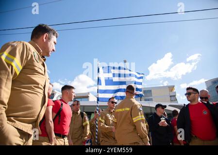 Griechenland: Feuerwehrleute protestieren vor dem ministerium für Katastrophenschutz Athen, Griechenland, 31. Oktober 2024. Saisonaler Feuerwehrprotest vor dem ministerium für Katastrophenschutz in Athen, Griechenland am 31. Oktober 2024. Die Feuerwehrleute baten um Permament-Positionen und Verlängerung ihrer Verträge. Athen Attiki Griechenland Copyright: XKostasxGalanisx Stockfoto