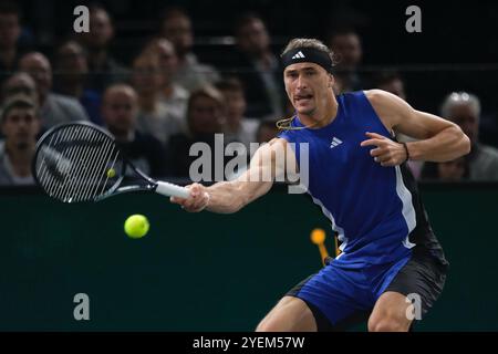 Paris, Frankreich. 31. Oktober 2024. ALEXANDER ZVEREV (GER) gibt den Ball an ARTHUR FILS (FRA) während der sechzehnten Runde des Rolex Paris Masters 1000 Turniers im Paris Accor Arena Stadion in Paris Frankreich zurück (Bild: © Pierre Stevenin/ZUMA Press Wire) NUR REDAKTIONELLE VERWENDUNG! Nicht für kommerzielle ZWECKE! Stockfoto