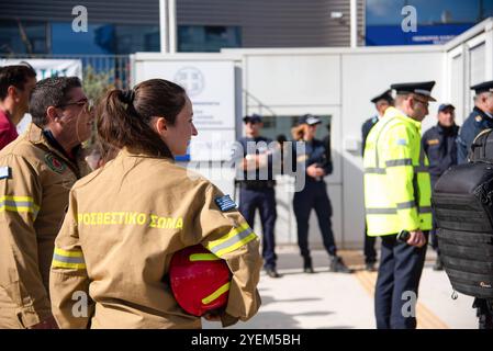 Griechenland: Feuerwehrleute protestieren vor dem ministerium für Katastrophenschutz Athen, Griechenland, 31. Oktober 2024. Saisonaler Feuerwehrprotest vor dem ministerium für Katastrophenschutz in Athen, Griechenland am 31. Oktober 2024. Die Feuerwehrleute baten um Permament-Positionen und Verlängerung ihrer Verträge. Athen Attiki Griechenland Copyright: XKostasxGalanisx Stockfoto