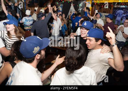 New York City, Usa. 30. Oktober 2024. Eine Gruppe von Fans jubelt und feiert den Sieg der Los Angeles Dodger's World Series in Game 5 über die New York Yankees am Taqueria St Marks Place in Manhattan, New York City am 30. Oktober 2024. (Foto: Derek French/SOPA Images/SIPA USA) Credit: SIPA USA/Alamy Live News Stockfoto