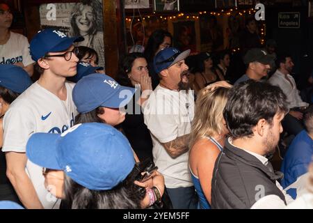 New York City, Usa. 30. Oktober 2024. Fans, die sich das 9. Inning anschauen. Feiern Sie den Sieg der Los Angeles Dodger's World Series in Spiel 5 über die New York Yankees am 30. Oktober 2024 im Taqueria St Marks Place in Manhattan, New York City. (Foto: Derek French/SOPA Images/SIPA USA) Credit: SIPA USA/Alamy Live News Stockfoto