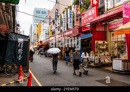 Tokio, Japan - 6. August 2024: Ameyoko, ein lebhafter Straßenmarkt in Ueno, Tokio, bietet geschäftige Geschäfte, Imbissstände und lokale Waren. Aufnahme der liv Stockfoto